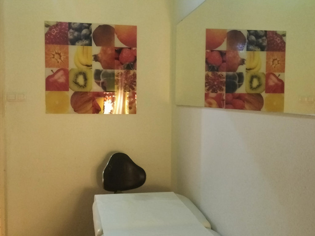 Detalle de habitación con camilla